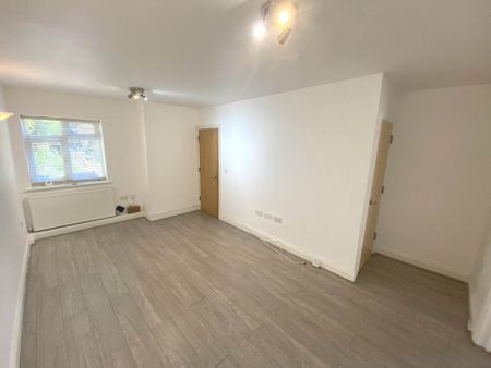 Price £2,600 pcm - Available Now - Unfurnished - Photo 2