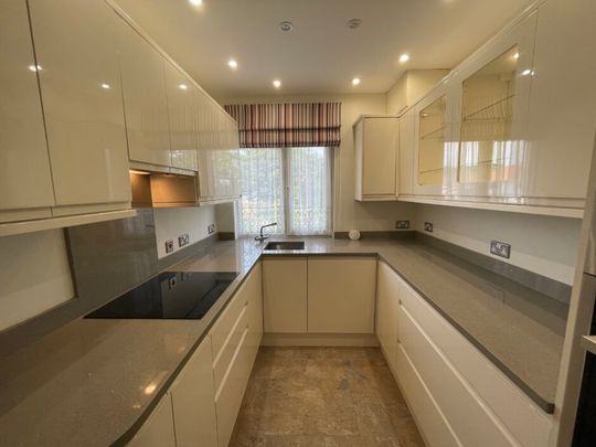 Grove House, Swansea, SA3 - Photo 1