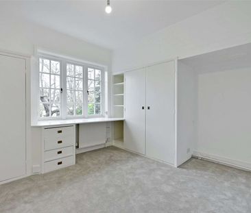 A detached four bedroom home, located in a highly sought after posi... - Photo 6