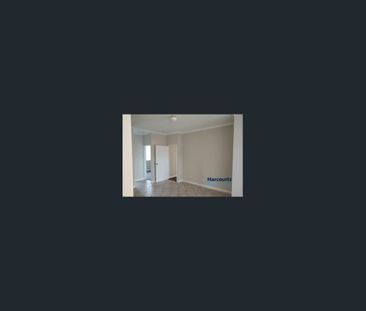 Spacious 4-Bedroom Duplex | 2 Bathrooms | 2 Living Areas | Double G... - Photo 2