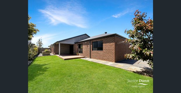 Spacious family home available now! - Photo 1