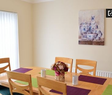 Single bedroom in 5-bedroom apartment in Clondalkin, Dublin - Photo 5