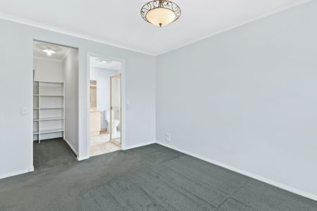 Spacious Six-Bedroom Family Home with Alfresco Entertaining, Close to Beach and Schools - Photo 3