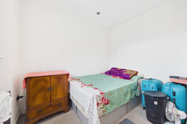 1 bedroom Flat in Park Street, Surrey - Photo 1