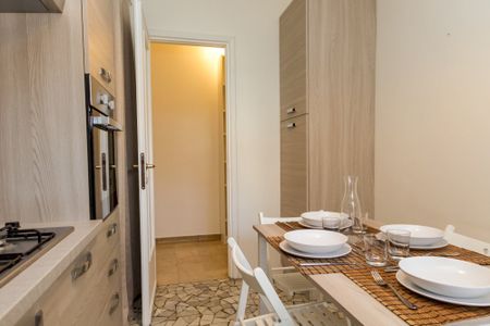 Elegant private room located on Via Maniago - Photo 5