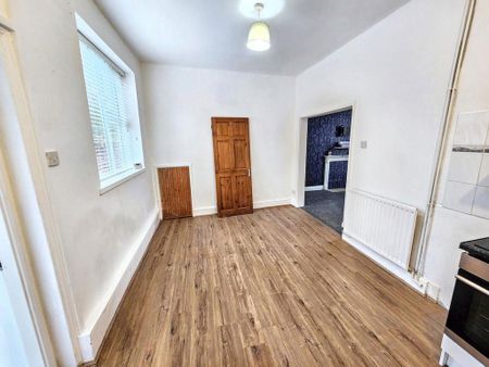 3 bedroom end of terrace house to rent - Photo 2