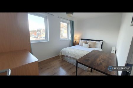 1 bedroom in a house share to rent - Photo 2