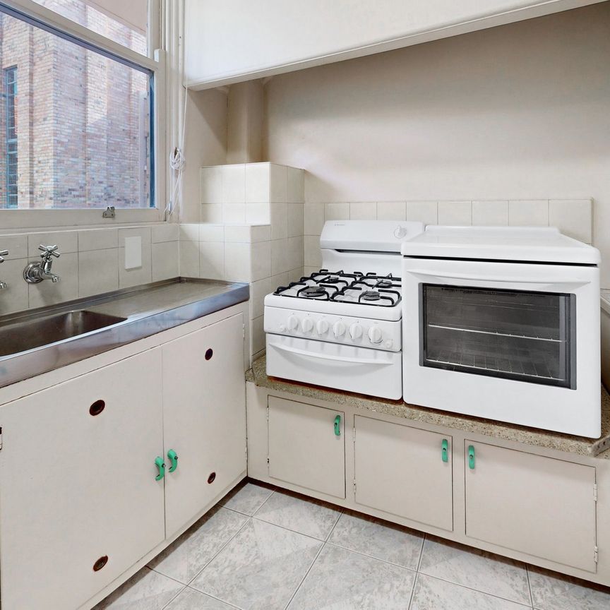 Modern One-Bedroom Apartment in Prime St Kilda Road Location - Photo 1