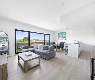 TOP FLOOR TWO BEDROOM APARTMENT WITH CITY & DISTRICT VIEWS - Photo 3