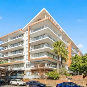 SPACIOUS THREE BEDROOM APARTMENT IN SOUGHT-AFTER WATERFRONT SETTING | RESORT-STYLE FACILITIES INCLUDING GYM - Photo 3