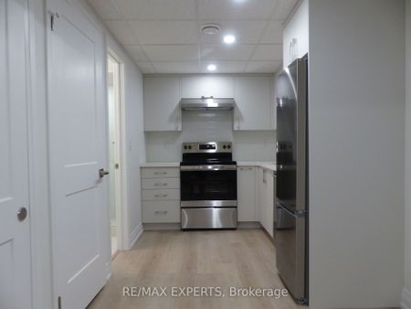 Detached Home For Lease | N8117178 - Photo 2