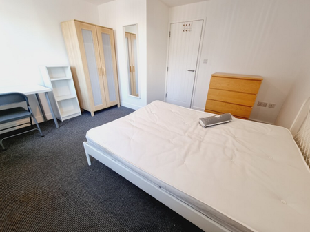 2 Bed Student Accommodation - Photo 2