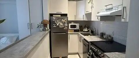 Bright bachelor unit in beautiful Inglewood Heritage building — 0 Bedrooms Apartment - Photo 1