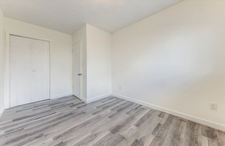 For Lease - 70 Port Darlington Road Unit# 3 Bed Suite, Clarington, Ontario - Photo 5