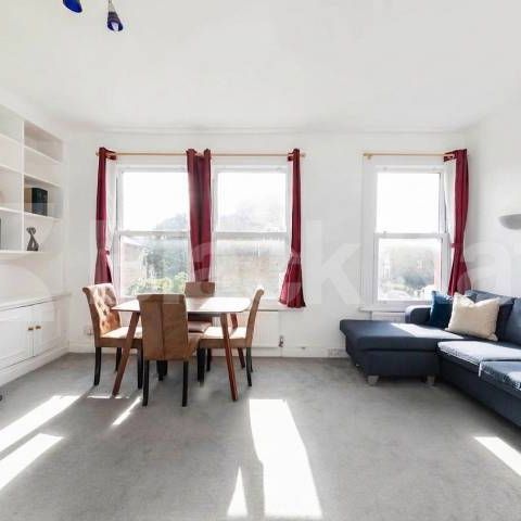A well-presented one bedroom split-level property to rent on Thornfield Road, W12, available from the start of December - Photo 1