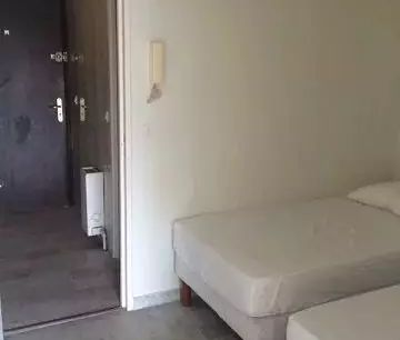 Meublé: F1 meublé de 37m2 avec terrasse et parking - Photo 2