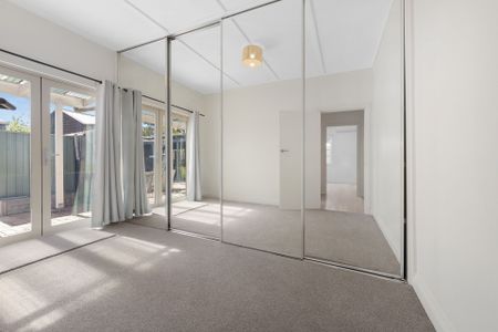 Beautifully renovated House with a renovated rear studio with Bathroom & Kitchenet - Photo 5