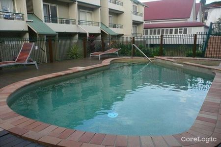 Spacious 1-Bedroom Apartment in the Heart of South Brisbane! - Photo 2