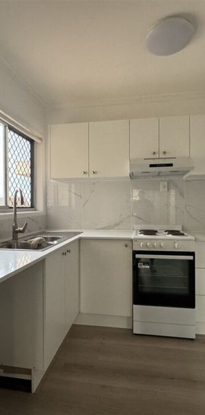 Newly Renovated with New Flooring, New Kitchen, New Bathroom & The Unit is in the Heart of Macgregor with All the Convenience at Doorstep. - Photo 1