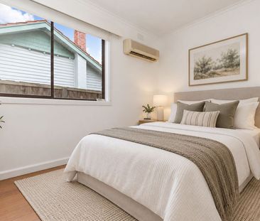 Comfortable Three-Bedroom Home in a Convenient Kew East Location - Photo 3