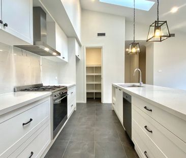 SPACIOUS & LUXURY LIVING + 4 BEDROOMS - Photo 3