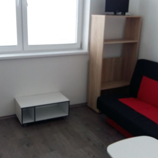 Ponúkame na prenájom garsónku v obci Rovinka na Hlavnej ulici, v blízkosti Urban Fitness. - Fotografia 1