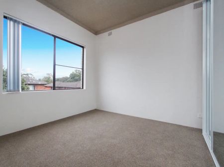 “Expansive 3 bedroom unit” - Photo 4