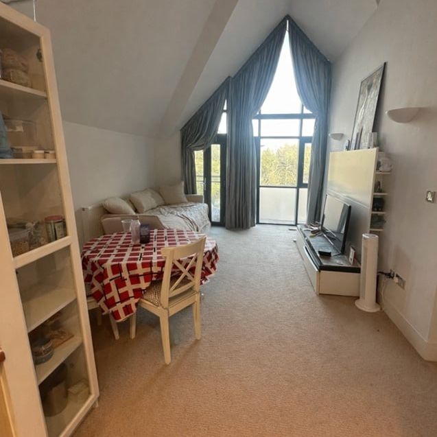 2 Bed Flat, Putney Bridge Road, SW18 - Photo 1