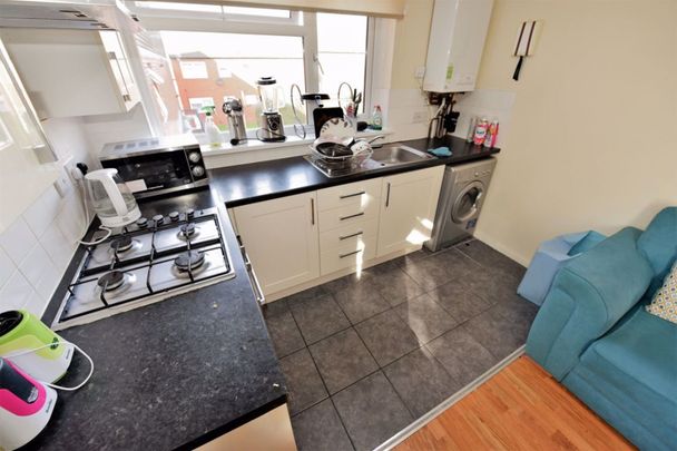 2 bedroom House in Westfield Road, Leeds - Photo 1