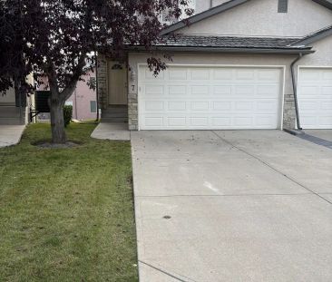 Royal Oak NW - Detached Home/Garage — 3 Bedrooms Duplex - Photo 1