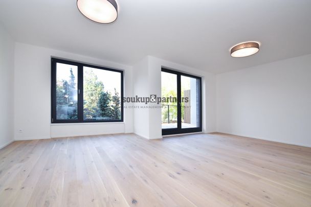 Pronájem rodinného domu 220 m², V Hájích, Praha - Fotografie 1