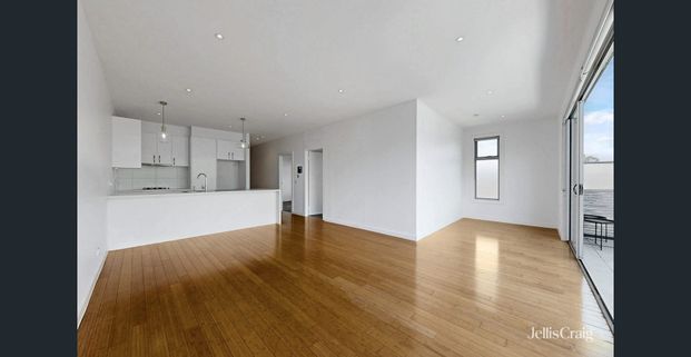 BOUTIQUE APARTMENT IN A PRIME LOCATION! - Photo 1
