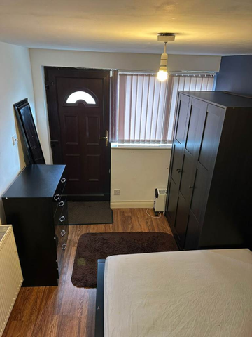 1 bedroom in a house share to rent - Photo 3
