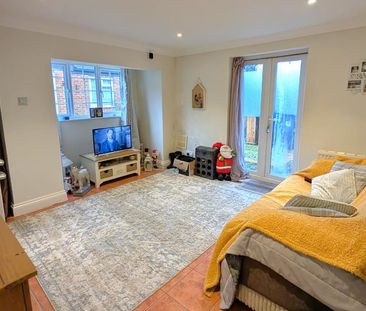 High Street, Old Woking, Surrey, GU22 - Photo 3