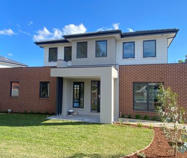 Nearly New 4 Bedroom Luxury Townhouse in Knoxfield! - Photo 3