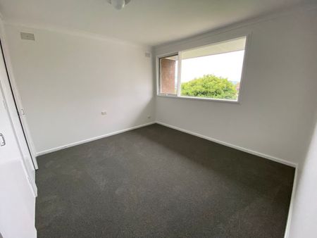 Charming 2-Bedroom Home with Stunning Mountain Views! - Photo 4