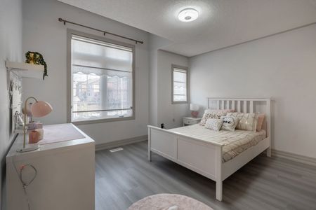 For Lease - 16 Frank Kelly Drive, East Gwillimbury, Ontario - Photo 2