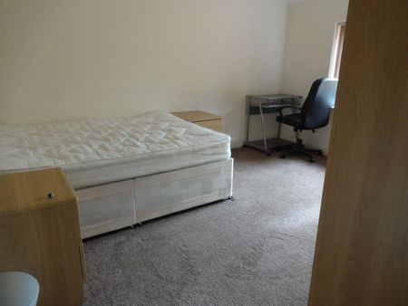 6 bedroom semi-detached house to rent - Photo 2