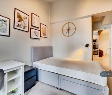 1 bedroom in a house share to rent - Photo 3