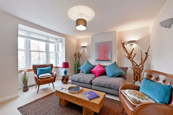 SHORT TERM - Updated four-bedroom period home situated in the heart of Cookham just 0.4 miles from the station. - Photo 1