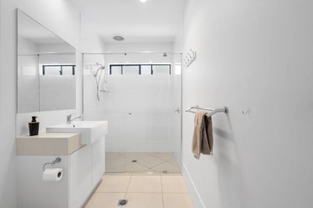 Fully Furnished Modern Town House! - Photo 2