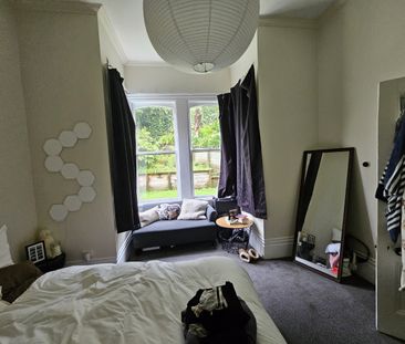 Spacious 6-Bedroom Family Home in Desirable Aro Valley, Wellington - Photo 1