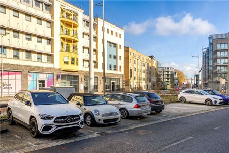 Harbourside Apartment in Iconic Purifier House  Furnished with Parking - Photo 5