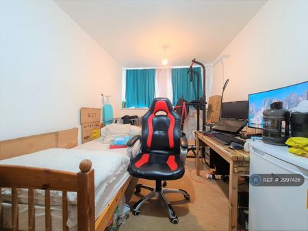 4 bedroom flat to rent - Photo 2