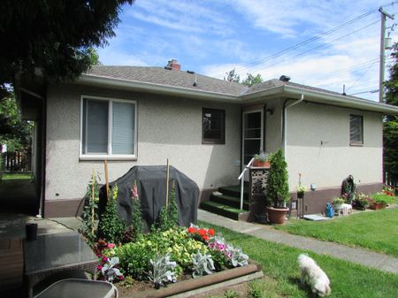 Nanaimo- Retro 2 bedroom/ 1 bath house with garage and fenced yard - Photo 2