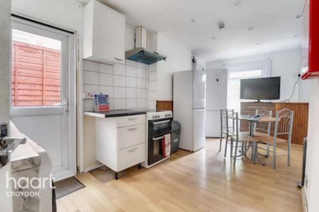 1 bedroom in a house share to rent - Photo 4