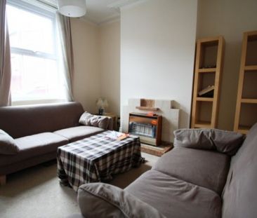 4 Bed - Homely 4 Bedroom House - Photo 2