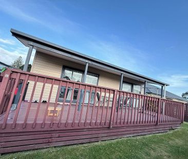 Tidy 2 Bedroom home next to park like grounds - Photo 1