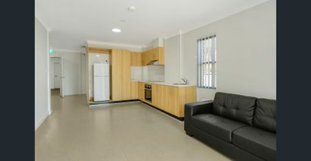 Near New Studio Apartment - Prime Location in Kingswood - Photo 3