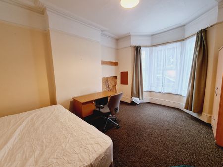 5 Bed Student Accommodation - Photo 3